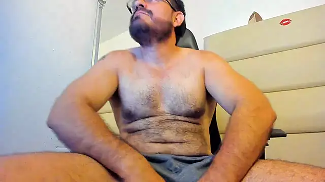 Snapshot of SbasTone_Muscle chatting on 11/24/25, 03:01 SbasTone Muscle online show from 11/24/25, 03:01