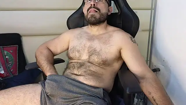 Snapshot of SbasTone_Muscle chatting on 12/15/25, 03:16 SbasTone Muscle online show from 12/15/25, 03:16