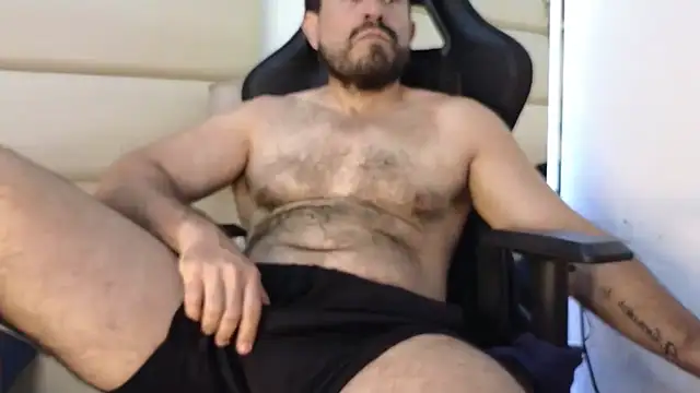 Snapshot of SbasTone_Muscle chatting on 12/16/25, 03:06 SbasTone Muscle online show from 12/16/25, 03:06