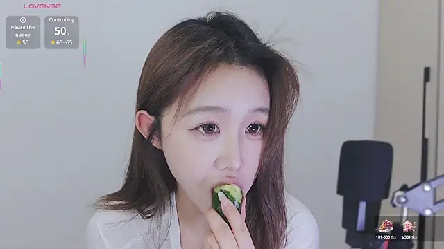 Snapshot of Hazel-11 chatting on 02/19/25, 01:50 Hazel-11 online show from 02/19/25, 01:50