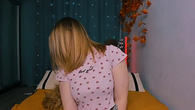 InsatiableFoxX online show from 09/30/25, 05:51