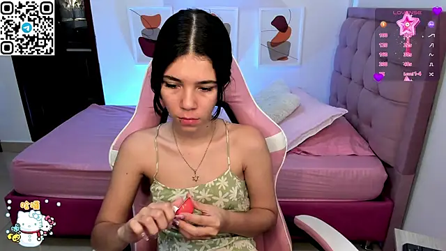 Snapshot of sofi_cute01 chatting on 12/30/24, 01:15 sofi cute01 online show from 12/30/24, 01:15