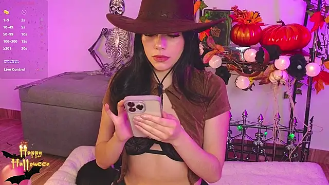 Snapshot of Soffimoon_ chatting on 10/18/25, 01:52 Soffimoon online show from 10/18/25, 01:52