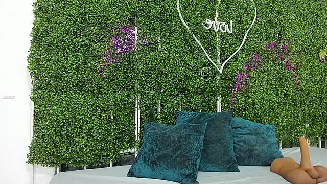 valentina 0  online show from 11/24/25, 08:30