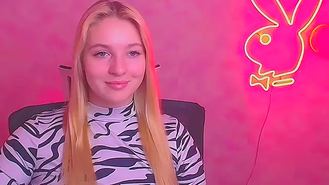 Snapshot of Milka_kiss_ chatting on 02/17/25, 12:38 Milka kiss online show from 02/17/25, 12:38