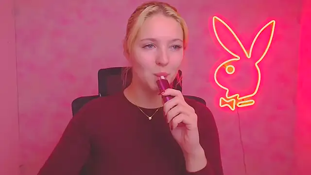 Snapshot of Milka_kiss_ chatting on 10/18/25, 11:44 Milka kiss online show from 10/18/25, 11:44