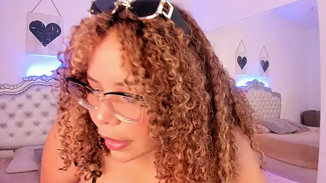 NiaColusi online show from 09/22/25, 06:43