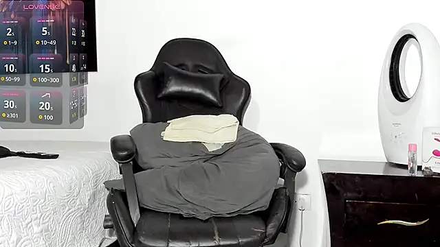 Snapshot of tizziano_castillo_ chatting on 03/16/26, 11:09 tizziano castillo online show from 03/16/26, 11:09