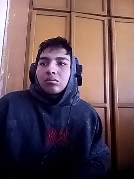 Snapshot of LoganFinds chatting on 10/28/25, 04:20 LoganFinds online show from 10/28/25, 04:20