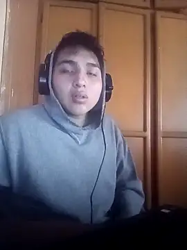 Snapshot of LoganFinds chatting on 11/25/25, 01:44 LoganFinds online show from 11/25/25, 01:44