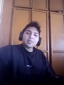 Snapshot of LoganFinds chatting on 12/04/25, 02:15 LoganFinds online show from 12/04/25, 02:15