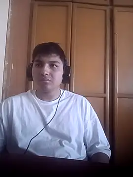 Snapshot of LoganFinds chatting on 12/22/25, 07:44 LoganFinds online show from 12/22/25, 07:44