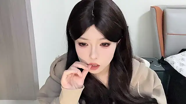 Snapshot of Q-ing chatting on 02/24/25, 05:33 Q-ing online show from 02/24/25, 05:33