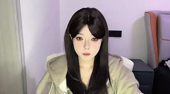 Snapshot of Q-ing chatting on 03/08/25, 12:20 Q-ing online show from 03/08/25, 12:20