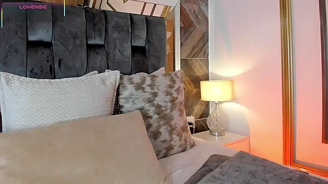 TaniaSmith1 online show from 10/28/25, 12:03