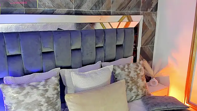 TaniaSmith1 online show from 12/15/25, 11:42