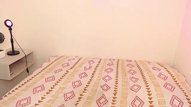 michaela cox online show from 10/04/25, 07:23