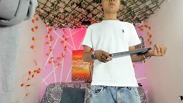 Fresahot2005 online show from 12/04/25, 08:17