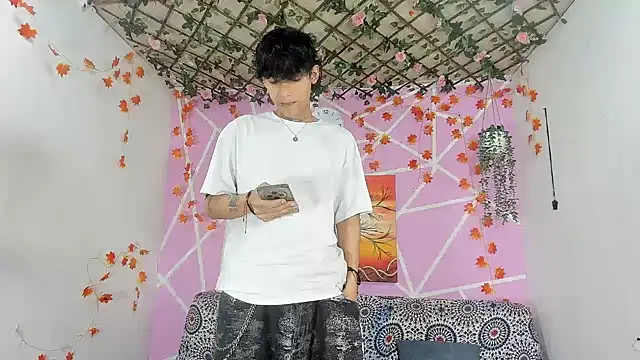 Fresahot2005 online show from 12/18/25, 02:01