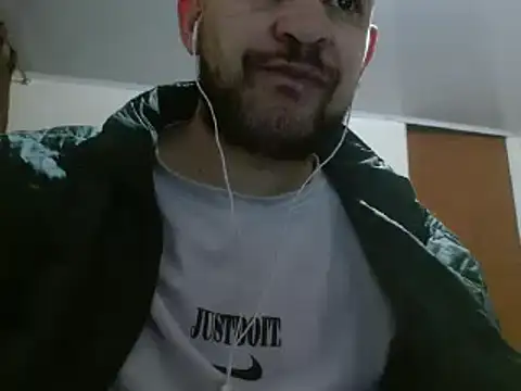 Snapshot of camiloking1720 chatting on 02/08/25, 05:51 camiloking1720 online show from 02/08/25, 05:51