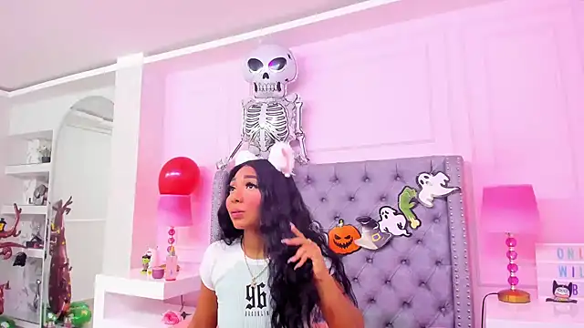 HaileeRoberts online show from 10/19/25, 01:23