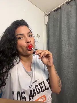 Snapshot of lolaa_staars chatting on 10/15/25, 05:29 lolaa staars online show from 10/15/25, 05:29