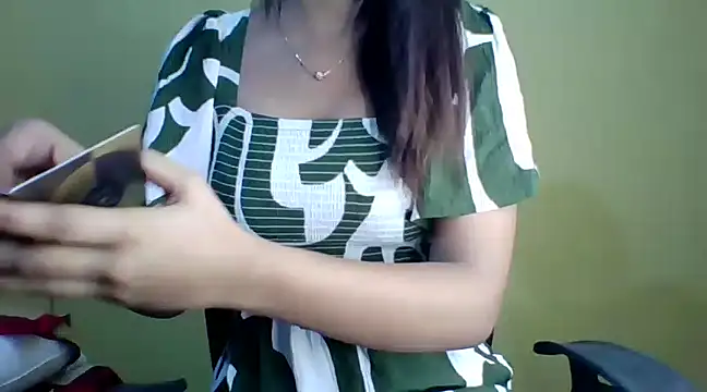 Snapshot of Nicole-wallace chatting on 12/05/24, 03:59 Nicole-wallace online show from 12/05/24, 03:59