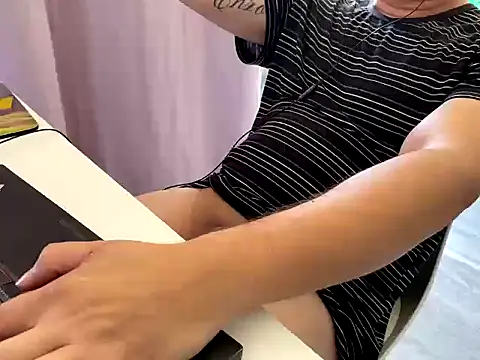 Snapshot of tomazu11 chatting on 01/15/26, 01:37 tomazu11 online show from 01/15/26, 01:37