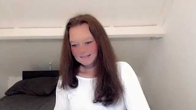 Snapshot of roxanna24 chatting on 02/28/26, 10:33 roxanna24 online show from 02/28/26, 10:33