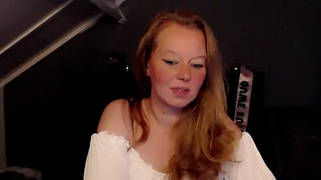 Snapshot of roxanna24 chatting on 05/19/26, 08:04 roxanna24 online show from 05/19/26, 08:04