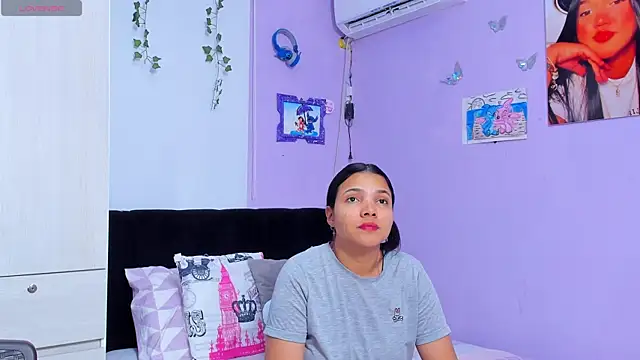 Snapshot of sara_mendez2 chatting on 09/13/25, 10:53 sara mendez2 online show from 09/13/25, 10:53