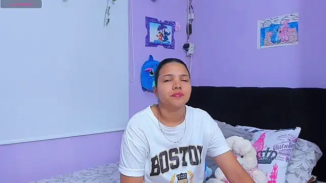 Snapshot of sara_mendez2 chatting on 10/04/25, 10:52 sara mendez2 online show from 10/04/25, 10:52