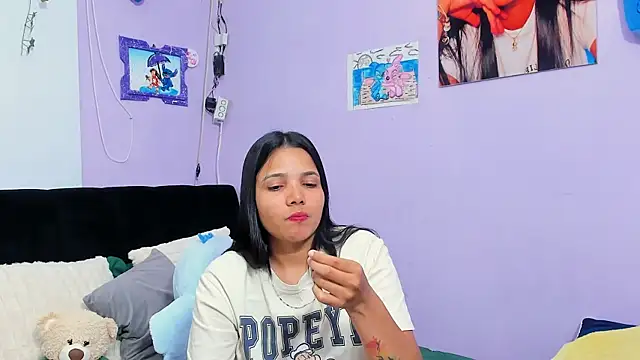 Snapshot of sara_mendez2 chatting on 10/21/25, 10:54 sara mendez2 online show from 10/21/25, 10:54