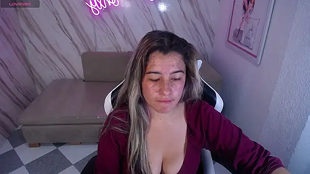 Snapshot of Valerie_b chatting on 02/15/25, 07:39 Valerie b online show from 02/15/25, 07:39