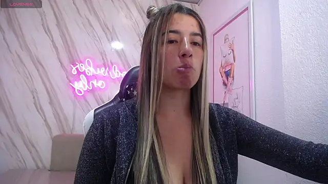 Snapshot of Valerie_b chatting on 02/18/25, 06:15 Valerie b online show from 02/18/25, 06:15