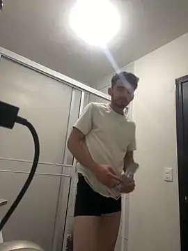 Snapshot of kevinsito1 chatting on 02/11/26, 02:44 kevinsito1 online show from 02/11/26, 02:44