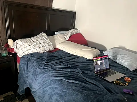 Snapshot of SpunCandy chatting on 10/02/25, 11:56 SpunCandy online show from 10/02/25, 11:56