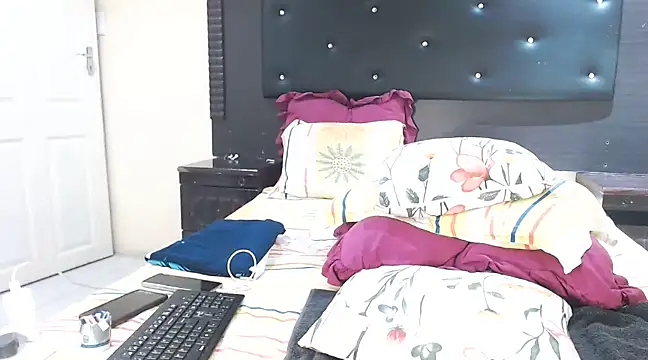 Snapshot of DarkDivva24 chatting on 02/18/25, 09:53 DarkDivva24 online show from 02/18/25, 09:53