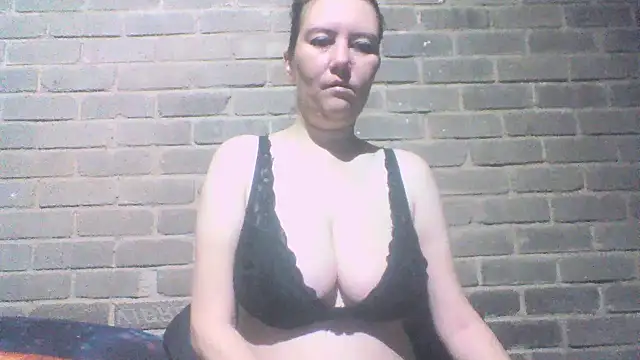 Snapshot of EksJouneMwah chatting on 11/18/25, 07:13 EksJouneMwah online show from 11/18/25, 07:13