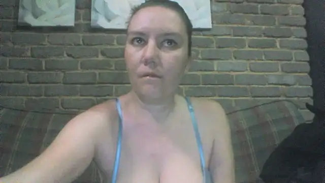 Snapshot of EksJouneMwah chatting on 05/17/26, 01:51 EksJouneMwah online show from 05/17/26, 01:51