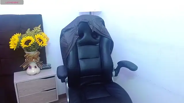 AlexandraJones  online show from 10/27/25, 10:19