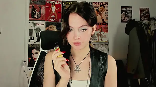 Snapshot of Niky__Jess chatting on 12/17/25, 11:05 Niky Jess online show from 12/17/25, 11:05