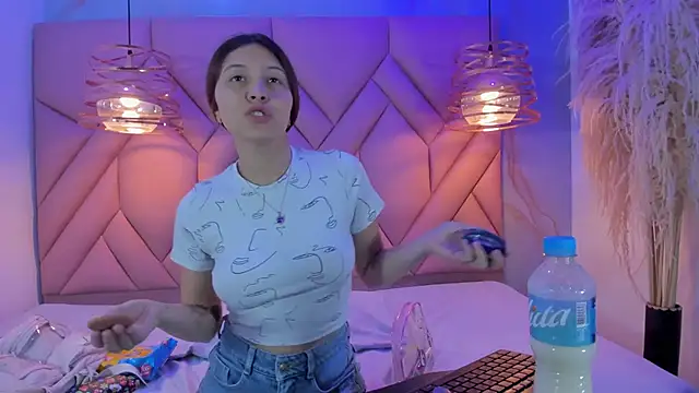 Snapshot of AngelaaCute_ chatting on 02/01/25, 12:05 AngelaaCute online show from 02/01/25, 12:05