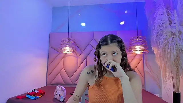 Snapshot of AngelaaCute_ chatting on 02/05/25, 12:06 AngelaaCute online show from 02/05/25, 12:06