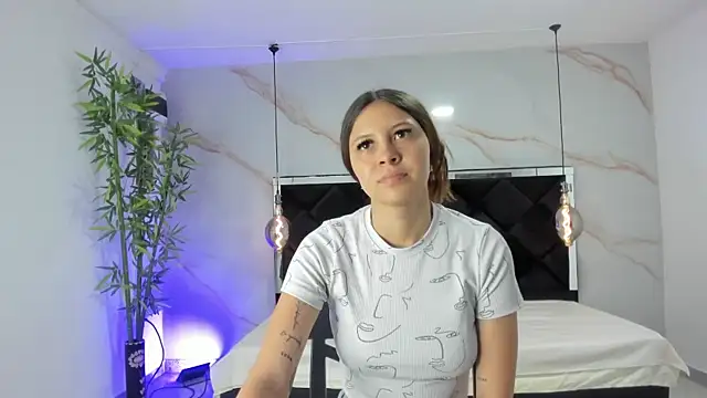 Snapshot of AngelaaCute_ chatting on 11/06/25, 12:17 AngelaaCute online show from 11/06/25, 12:17