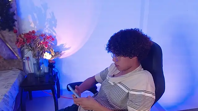 Snapshot of nickolas_moon chatting on 01/03/25, 02:54 nickolas moon online show from 01/03/25, 02:54