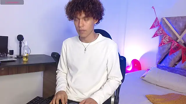 Snapshot of nickolas_moon chatting on 02/17/25, 08:58 nickolas moon online show from 02/17/25, 08:58