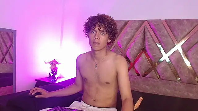 Snapshot of nickolas_moon chatting on 03/19/25, 10:53 nickolas moon online show from 03/19/25, 10:53