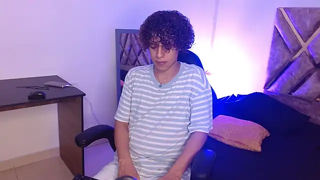 Snapshot of nickolas_moon chatting on 03/21/25, 01:56 nickolas moon online show from 03/21/25, 01:56