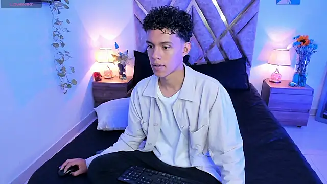 Snapshot of nickolas_moon chatting on 09/25/25, 02:10 nickolas moon online show from 09/25/25, 02:10